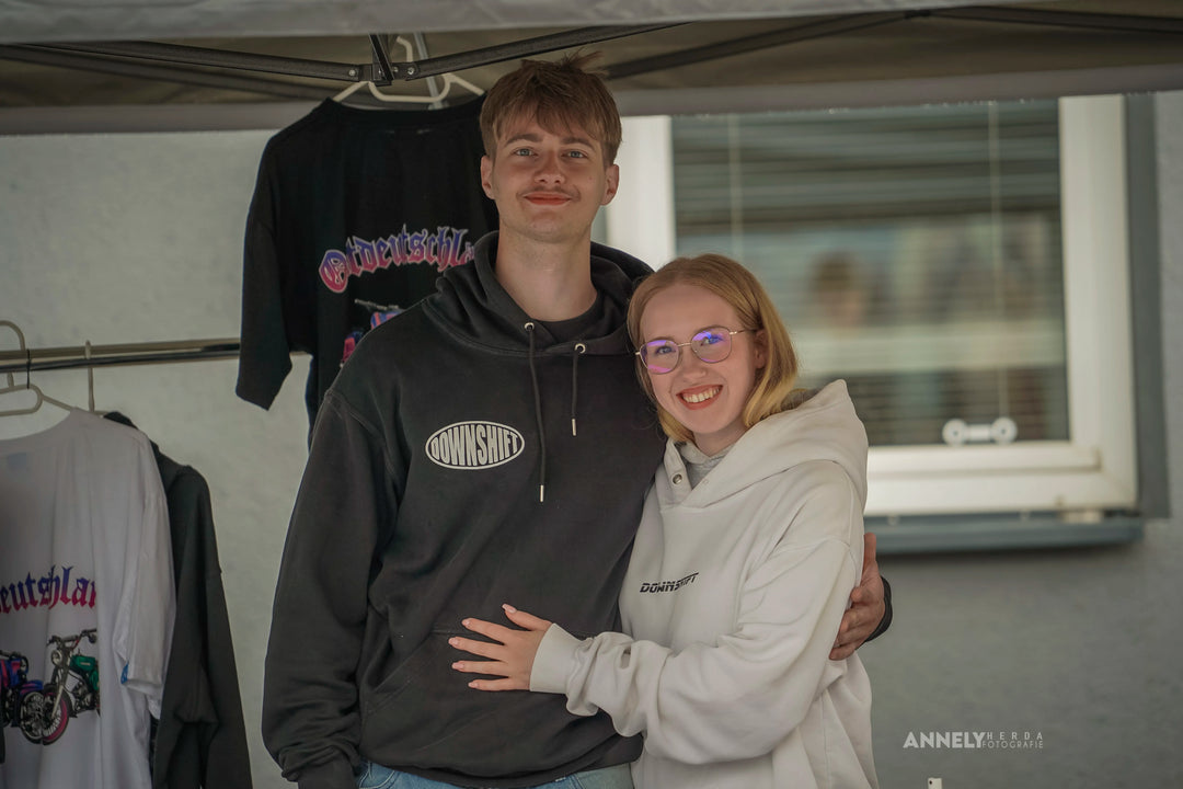 Downshift Gründer mit Simson Tshirts