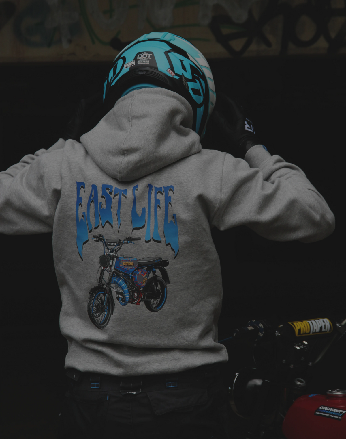 EastLife Simson Hoodie grau angezogen mit S51 Blau