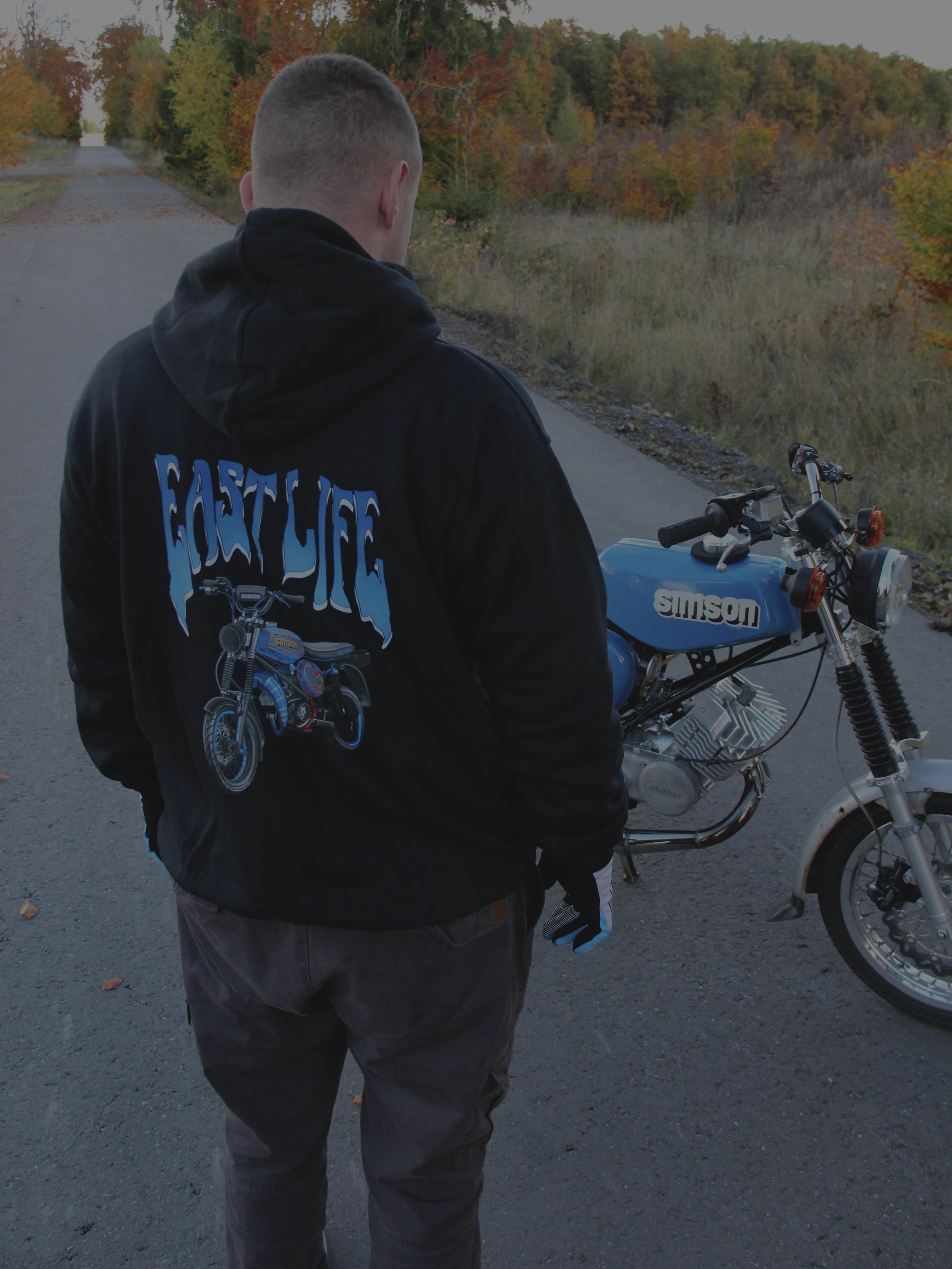 Simson-Pullover vor Simson S51 Moped