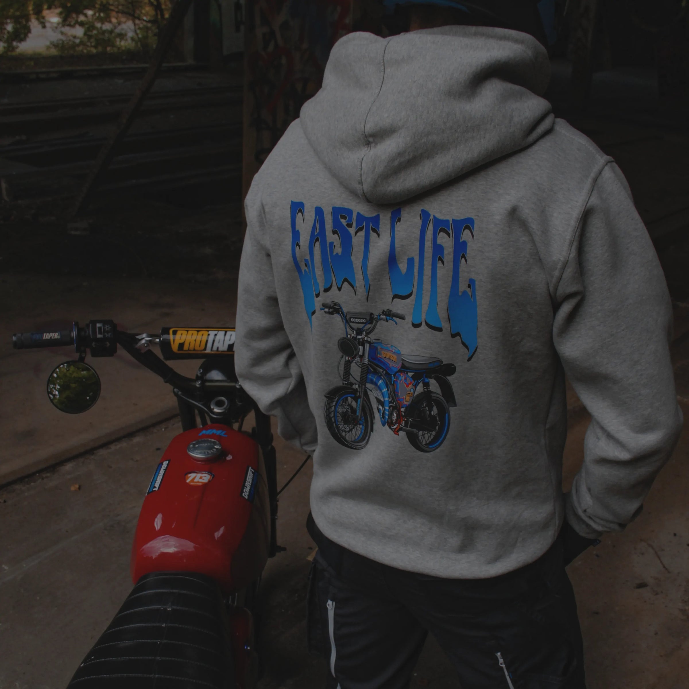 Simson Hoodie Grau vor Simson S51