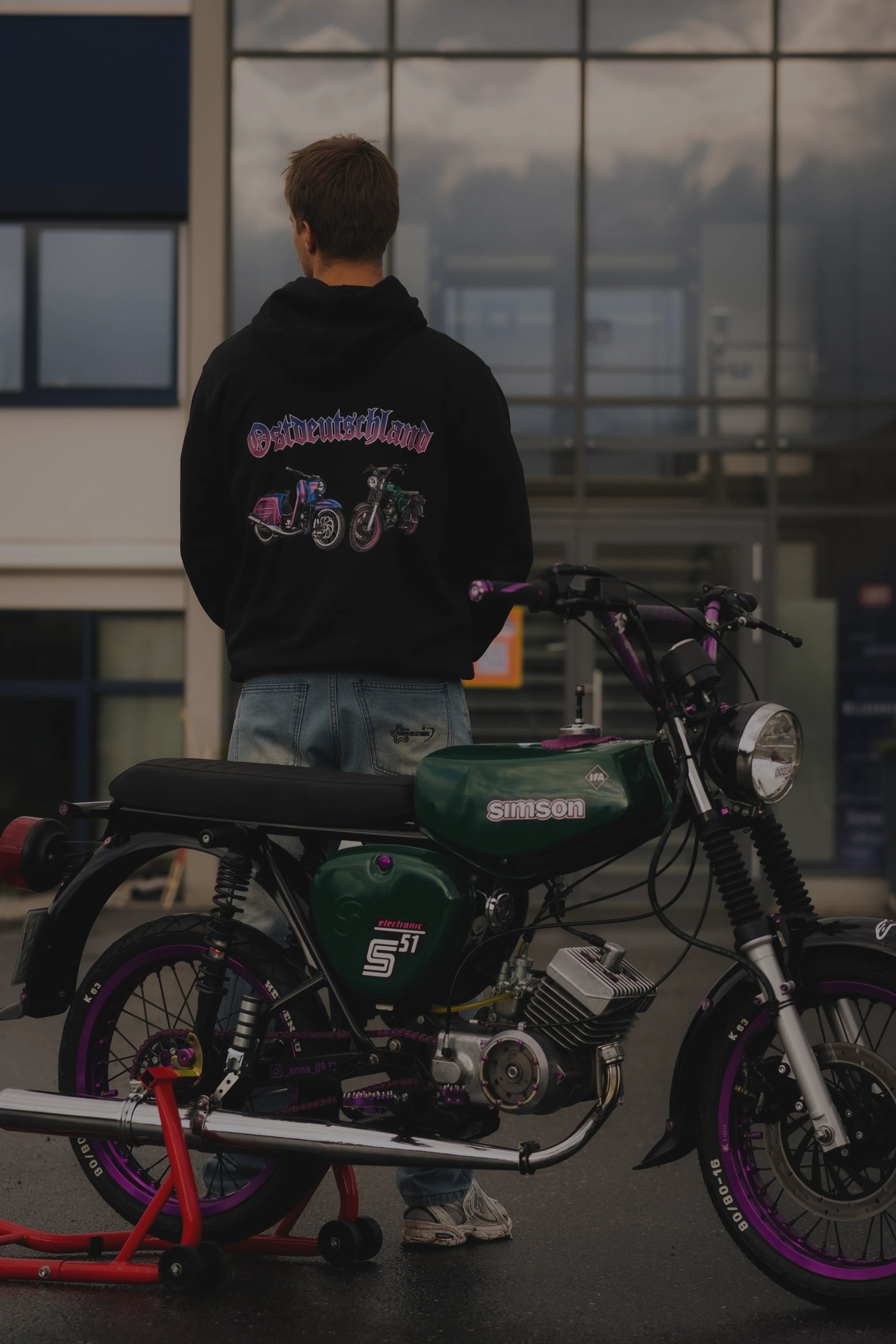 Simson Hoodie mit Simson S51 moped davor