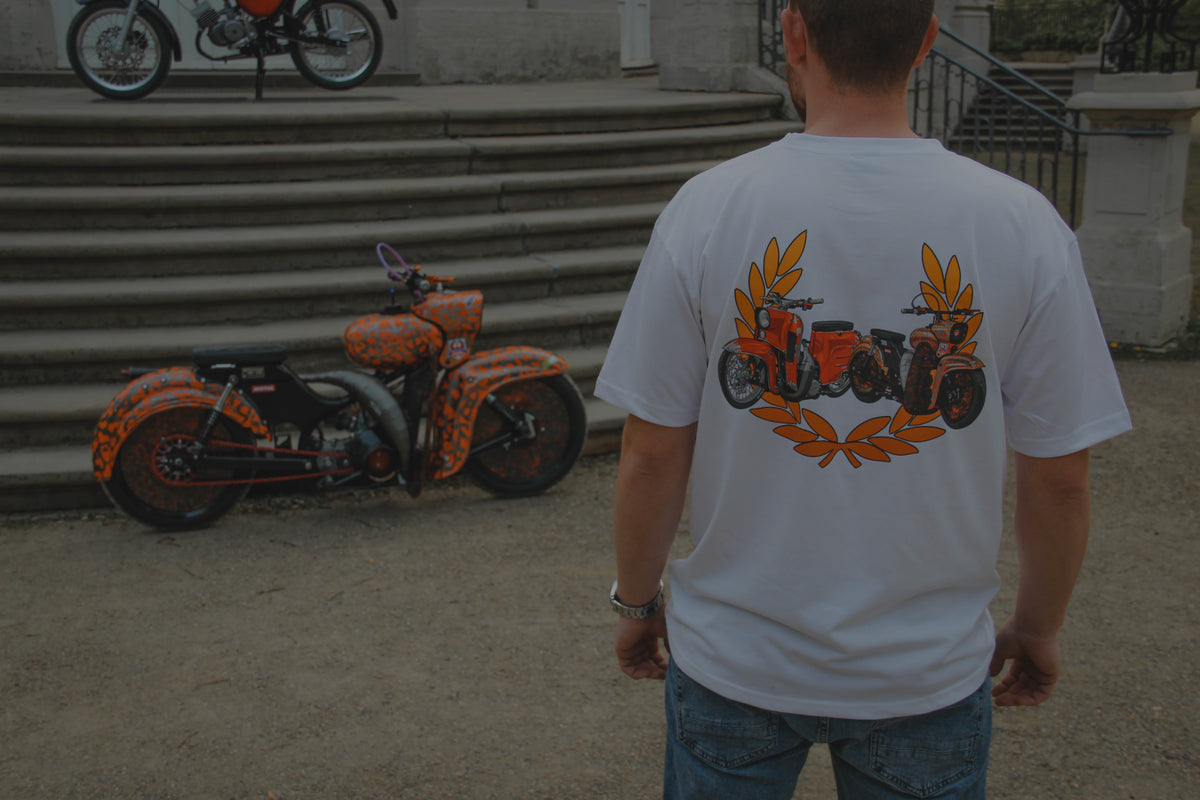 Simson Lorbeerkranz T-Shirt getragen von Hinten neben Simson Star