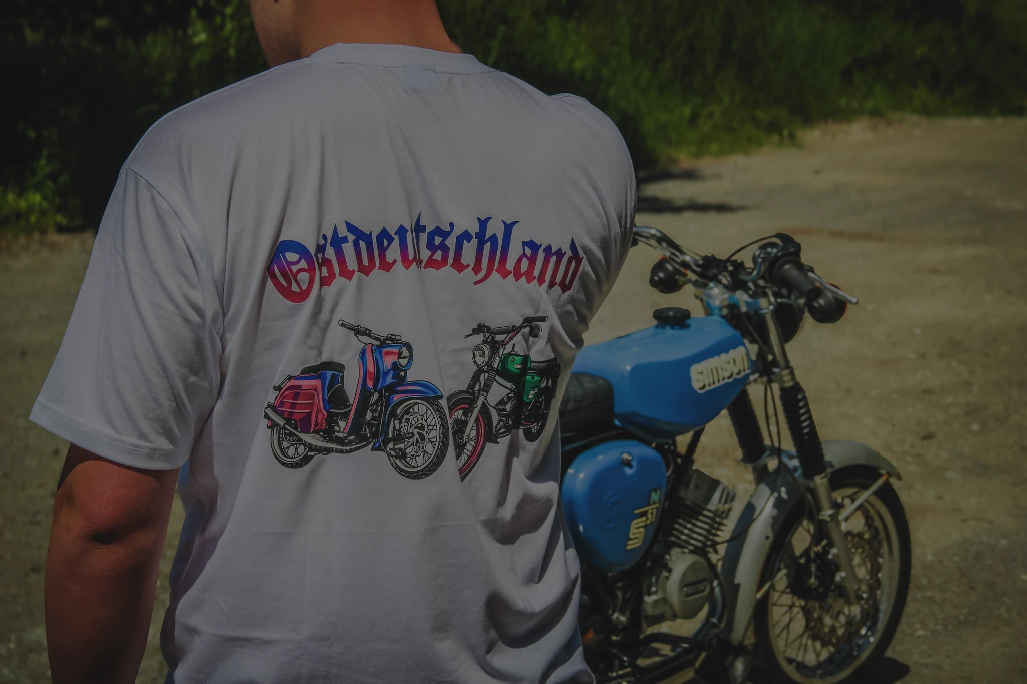 Simson T-Shirt vor Simson S51 Moped