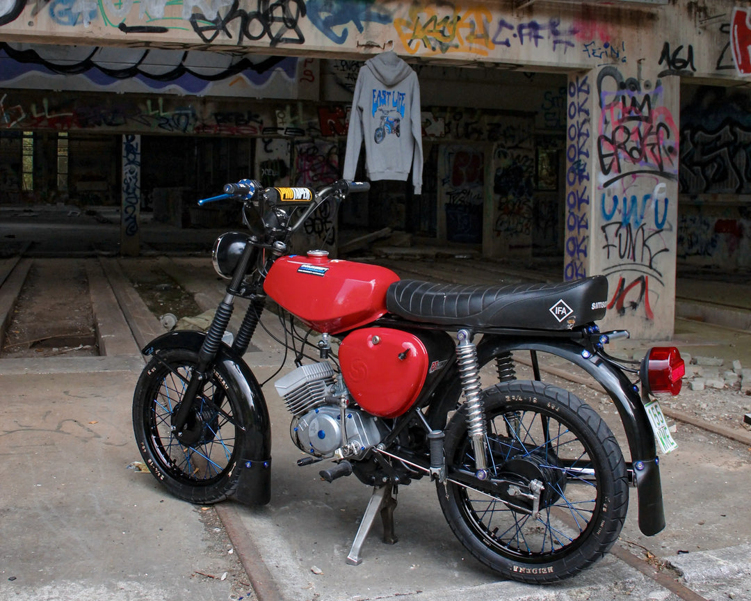 rote Simson S51 mit Simson Hoodie im hintergrund