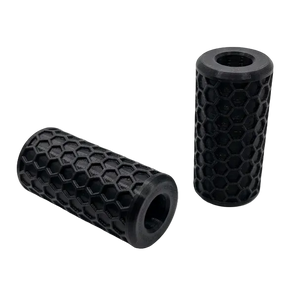 Zwei schwarze Waben-Sturzpads aus dem 3D-Druck für Simson S50, S51 und S70