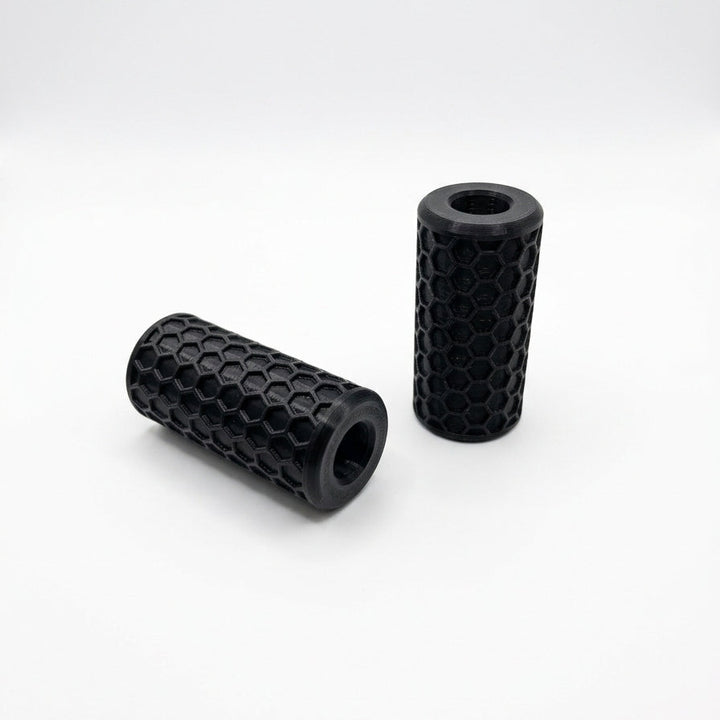 Zwei schwarze Waben-Sturzpads aus dem 3D-Druck für Simson S50, S51 und S70